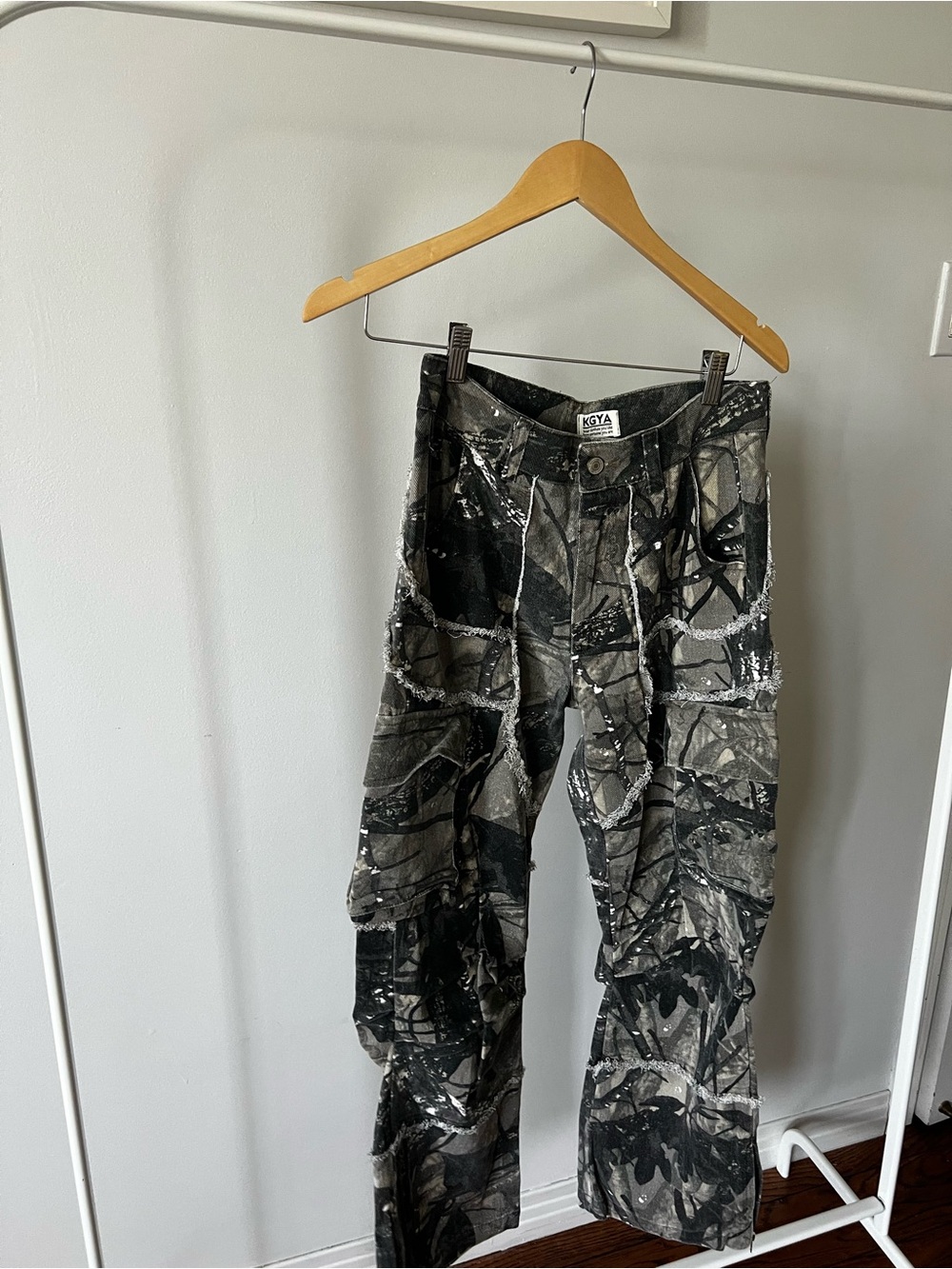 Women’s Gray Abstract Print Cargo Jeans